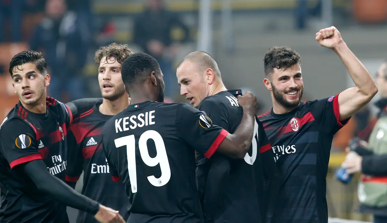 Pemain AC Milan, Patrick Cutrone dan rekan setimnya merayakan gol ke gawang Austria Wien pada matchday kelima Liga Europa di Stadion San Siro, Jumat (24/11). AC Milan memastikan diri lolos sebagai juara Grup D usai menang 5-1. (AP/Antonio Calanni)