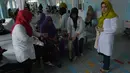 Seorang dokter Afghanistan (kedua kanan) memeriksa kondisi pasien yang diamputasi di pusat ortopedik Komite Internasional Palang Merah (ICRC), rumah sakit bagi korban perang dan yang diamputasi, di Kabul, Minggu (3/4).  (SHAH Marai/AFP)