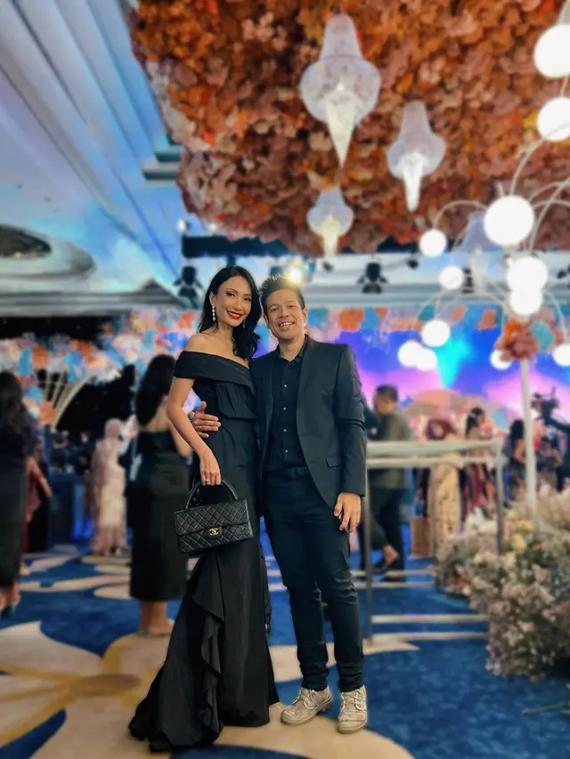 Artika Sari Devi dan Baim di resepsi pernikahan Jessica Mila dan Yakup Hasibuan. (Foto: Instagram/baimguitar)