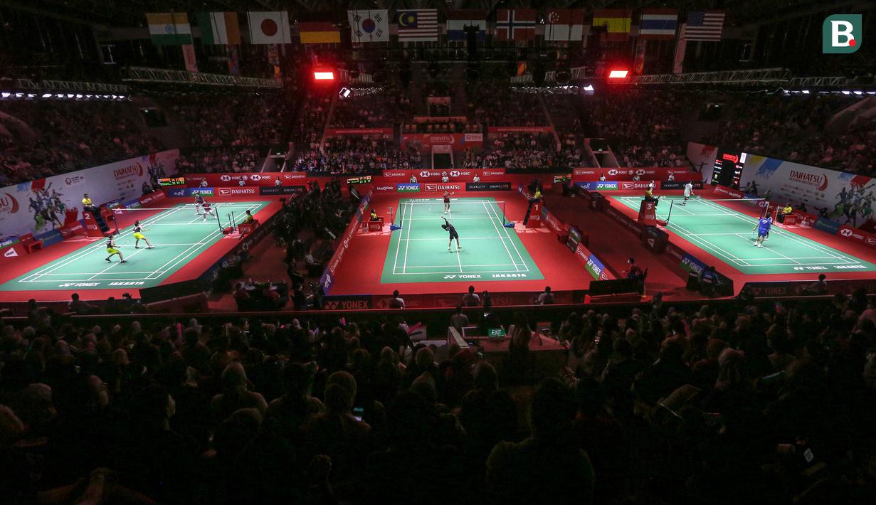 Tiga wakil Indonesia, Apriyani Rahayu/Siti Fadia Silva, Gregoria Mariska Tunjung, dan Dejan Ferdiansyah/Gloria Emanuelle Widjaja bermain pada laga perempat final Indonesia Masters 2023 di Istora Senayan, Jakarta, Jumat (27/01/2023). (Bola.com/Bagaskara Lazuardi)