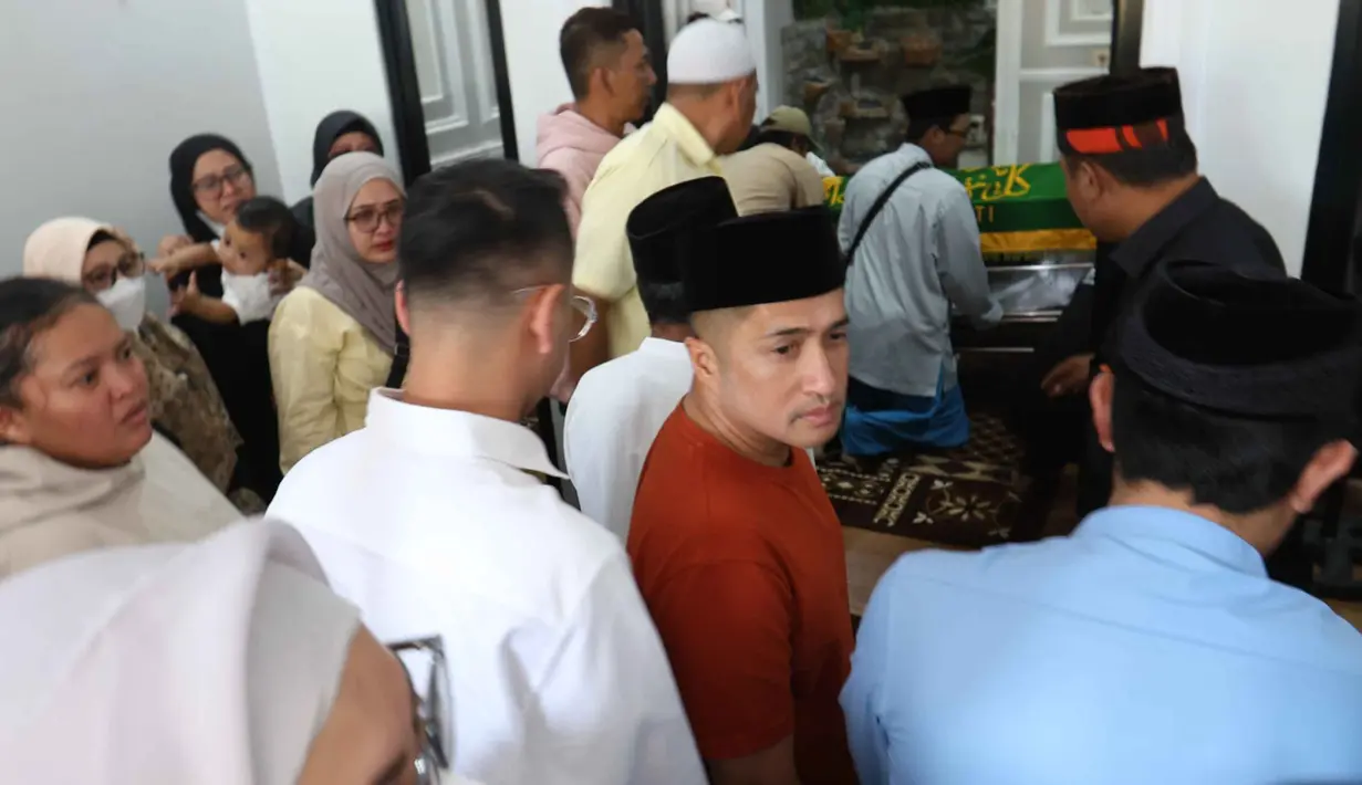 Raffi Ahmad dan Irfan Hakim, yang merupakan rekan kerja sekaligus sahabat dekat almarhumah, menjadi pihak pertama yang mengumumkan berita sedih ini kepada publik. (KapanLagi.com/Budy Santoso)
