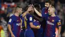 Para pemain Barcelona merayakan gol Paco Alcacer saat melawan Sevilla pada lanjutan La Liga Santander di Camp Nou stadium, Barcelona, (4/11/2017). Barcelona menang 2-1. (AFP/Josep Lago)