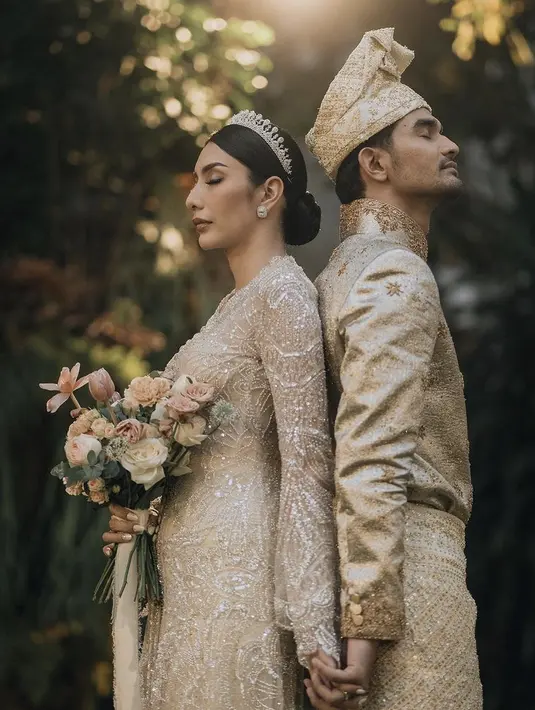 Baju pengantin keduanya dibuat oleh desainer Didiet Maulana lewat brandnya, Svarna by Ikat Indonesia. Didiet mengatakan jika pakaian pengantin ini terinspirasi dari Melayu Tamiang yang merupakan asal dari mempelai pria. [@morden.co]
