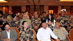 Secara mengejutkan, mantan istrinya, Siti Hediyati Soeharto duduk di samping kirinya. Prabowo pun sontak terkejut dan senyum tersipu (Liputan6.com/Johan Tallo)