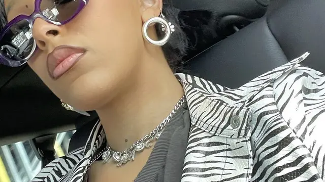 Doja Cat: Lip liner coklat/dok. Instagram Doja Cat