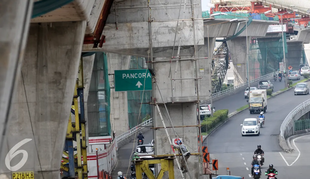Aktivitas proyek pembangunan jembatan layang (flyover) di Jalan Kapten P. Tendean, Jakarta Selatan, Kamis (14/7). Pasca libur lebaran, aktivitas pembangunan jalan layang busway Tendean-Ciledug masih belum berjalan normal. (Liputan6.com/Yoppy Renato)