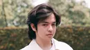 Buat si pecinta rambut panjang, gaya rambut wolf cut with curtain bangs ala Angga Yunanda pasti bikin tampilan kamu makin stylish! [@angga].