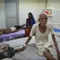 Korban jiwa di Uttar Pradesh, yang berjumlah 54 orang, dilaporkan berasal dari Distrik Ballia. Pihak berwenang menemukan bahwa sebagian besar dari mereka yang meninggal berusia di atas 60 tahun dan memiliki kondisi kesehatan yang sudah ada sebelumnya, yang mungkin diperburuk oleh suhu panas ekstrem. (AP Photo/Rajesh Kumar Singh)