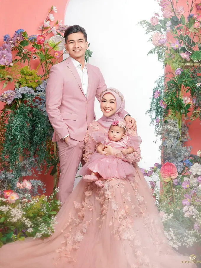 7 Gaya Pemotretan Terbaru Keluarga Ria Ricis, Baby Moana Bikin Gemas