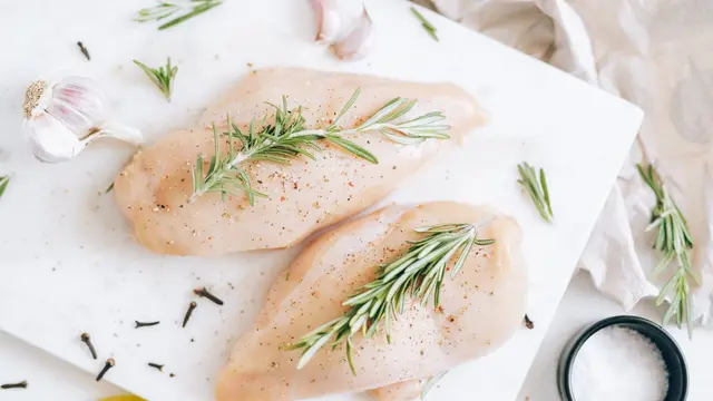 Ilustrasi ayam mentah (pexels)