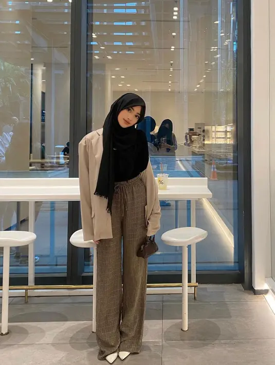 Cocok untuk hangout, padukan longsleeve top dengan plaids loose pants dan blazer. [Foto: IG/shireeenz].