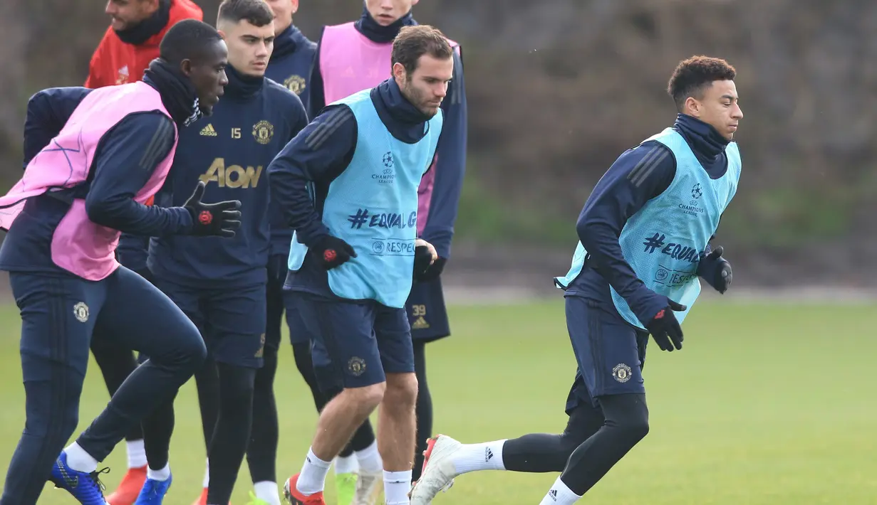 Pemain Manchester United, Jesse Lingard dan Juan Mata melakukan pemanasan selama latihan di Carrington, Inggris (11/12). MU akan melawan Valencia pada grup H Liga Champions di stadion Estadio Mestalla, Spanyol. (AFP Photo/Lindsey Parnaby)