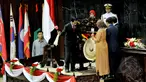 Presiden Joko Widodo memukul gong saat membuka Konferensi Parlemen Asia Afrika di Gedung Nusantara, Jakarta, Kamis (23/4/2015). KPAA bertema Penguatan Peran Parlemen Selatan-Selatan untuk Kemakmuran dan Perdamaian Dunia. (Liputan6.com/Andrian M Tunay)