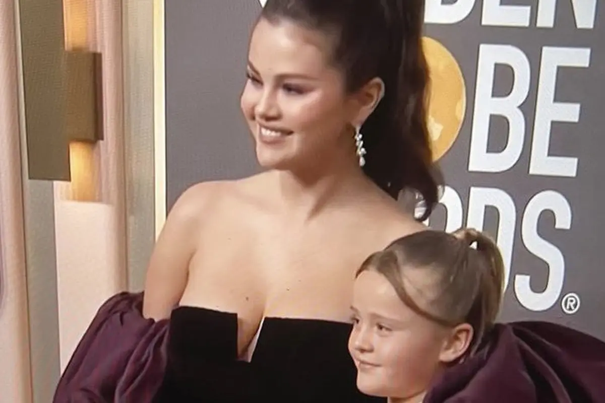 Gaya Selena Gomez Bersama Adik