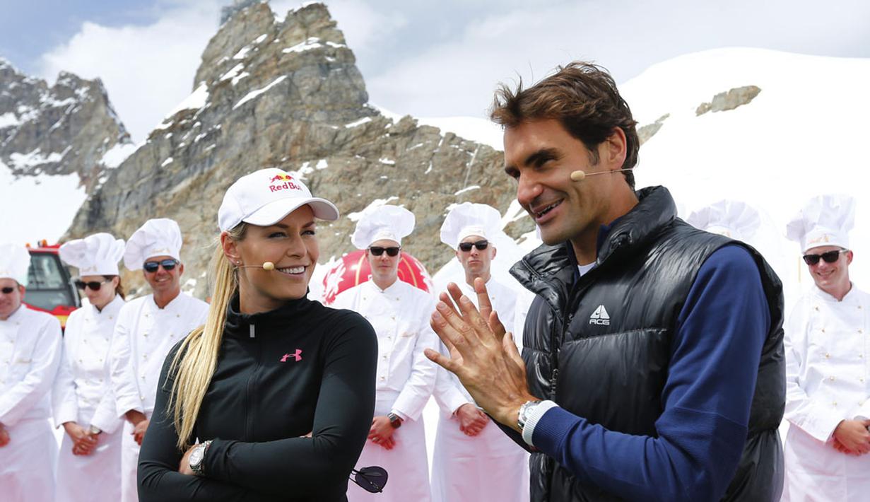 Petenis Swiss, Roger Federer (kanan) bercanda bersama pemain ski AS, Lindsey Vonn, saat hadir di promosi gletser Aletsch, Jungfraujoch, (17/7/2014). (REUTERS/Denis Balibouse)