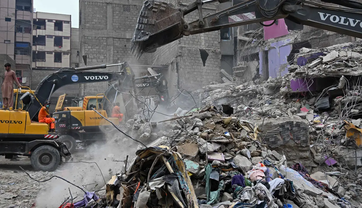 Sebelumnya, sebuah bangunan tempat tinggal lima lantai yang berada di kawasan padat penduduk Lyari, Karachi, Pakistan, ambruk pada Jumat, 4 Juli 2025, sekitar pukul 10.00 pagi waktu setempat. (Rizwan TABASSUM/AFP)