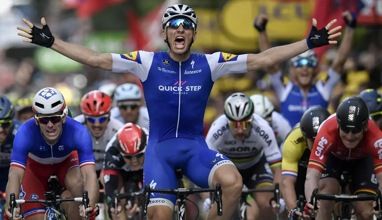 Pebalap Jerman, Marcel Kittel, merayakan kemenangan saat stage kedua balapan Tour de France di Leige, Belgia, Minggu (2/7/2017). Stage kedua menempuh kota Dusseldorf, Jerman hingga Leige, Belgia yang berjarak 203,5 kilometer. (AFP/Jeff Pachoud)