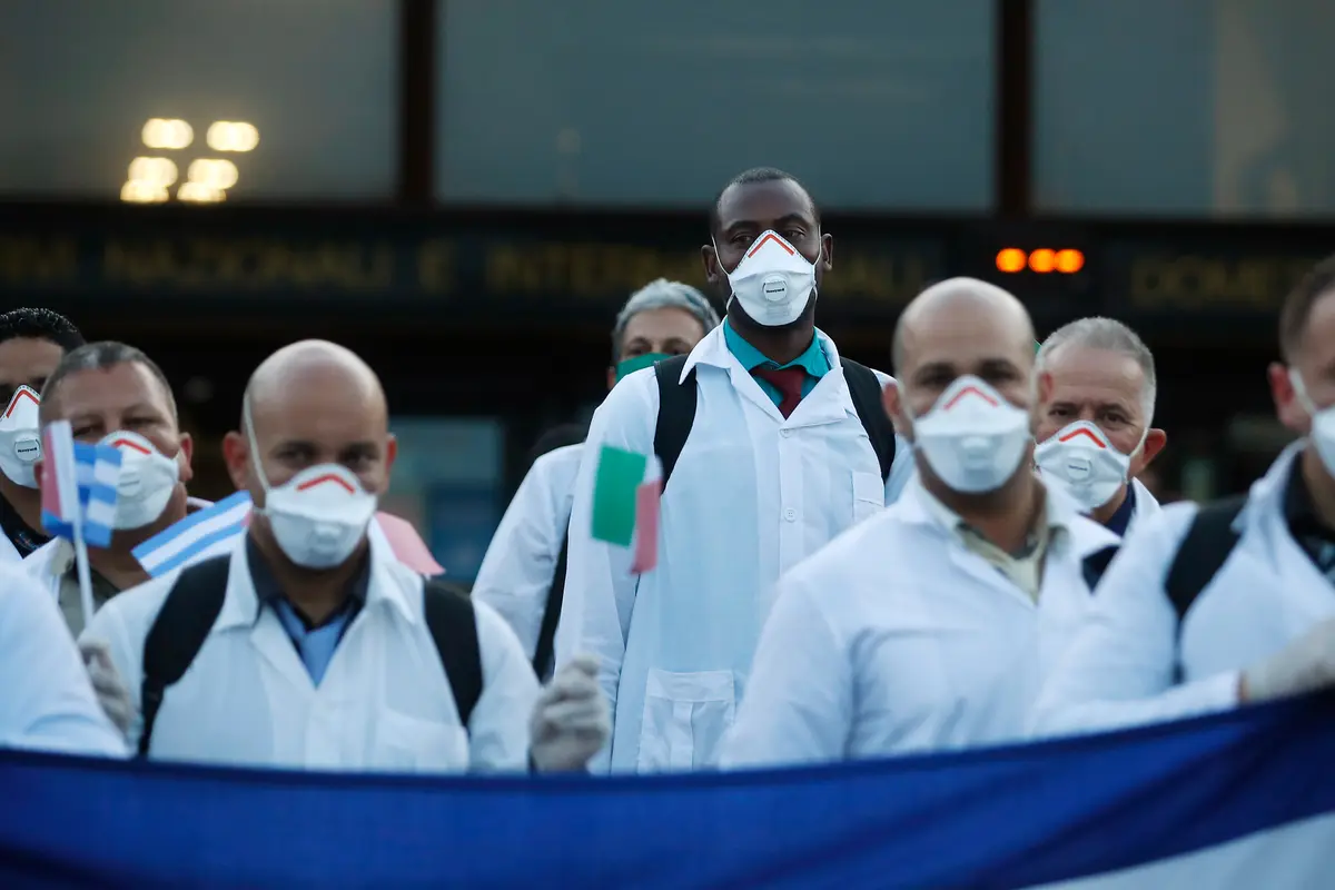 Kuba mengirimkan dokter dan perawat ke Italia
