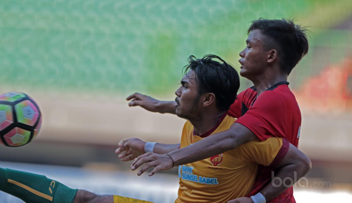 Pemain Sriwijaya FC U-19 , Zulfachri Muhamad (kiri) berebut bola dengan pemain Persija Jakarta U-19 pada laga perdana Liga 1 U-19 di Stadion Patriot, Bekasi, Sabtu (8/7/2017). Persija U19 bermain imbang 1-1. (Bola.com/Nicklas Hanoatubun)