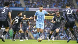 Pemain Manchester City&nbsp;Rodri (tengah) menggiring bola melewati para pemain Wolverhampton Wanderers pada pertandingan sepak bola Liga Inggris di Etihad Stadium, Manchester, Inggris, 11 Desember 2021. Manchester City menang 1-0. (AP Photo/Dave Thompson)