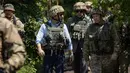 Presiden Ukraina Volodymyr Zelensky saat mengunjungi garis depan medan pertempuran dengan separatis pro-Rusia di Lugansk, Senin (27/5/2019). Zelenskiy mengenakan pakaian sipil, namun juga memakai helm militer dan rompi anti-peluru. (STR/UKRAINE PRESIDENTIAL PRESS SERVICE/AFP)