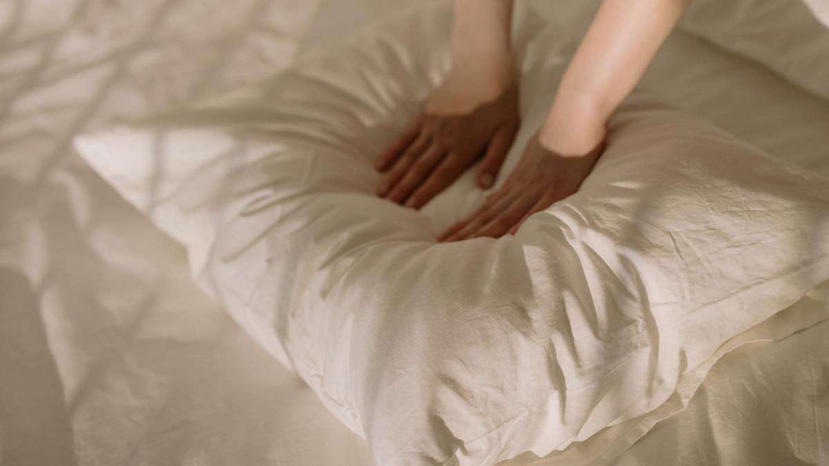 Cara Efektif Mencuci Bantal Bau Apek, dari Pakai Mesin Cuci hingga Teknik Manual yang Bikin Wangi