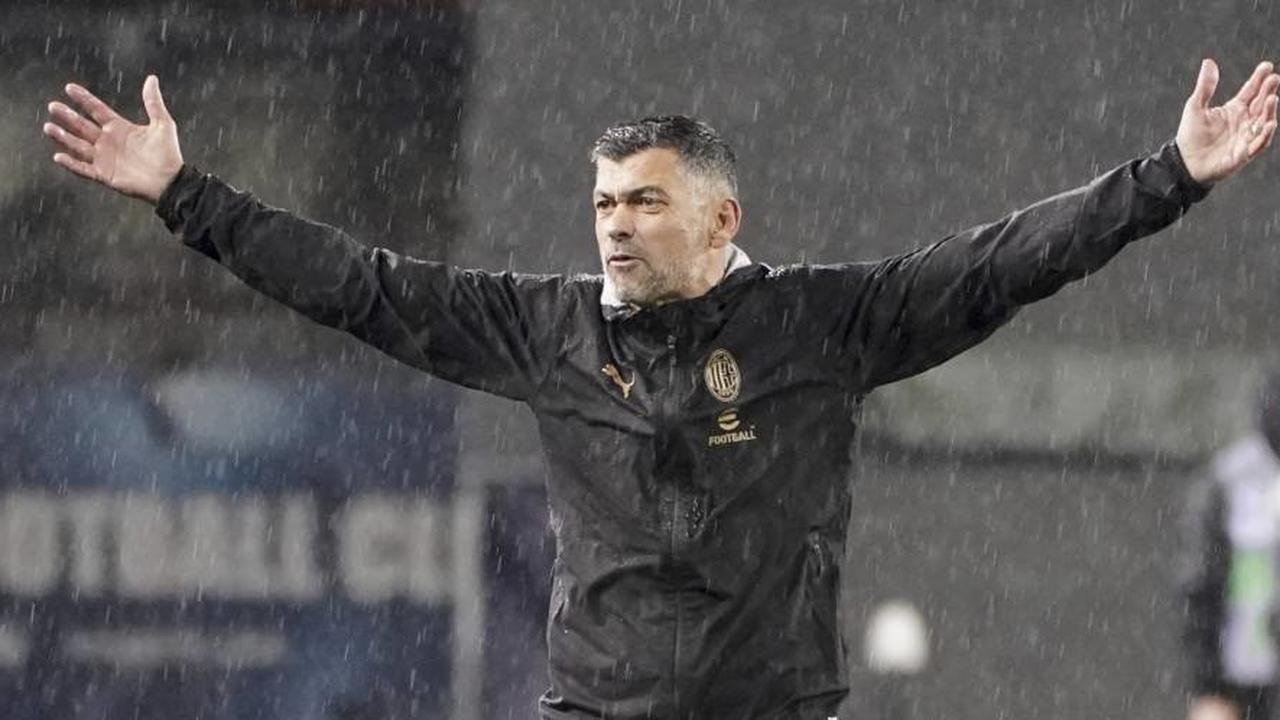 Pelatih AC Milan Sergio Conceicao memberikan instruksi dalam laga Serie A melawan Empoli, Minggu (8/2/2025) dini hari WIB. (c) Marco Bucco/LaPresse via AP