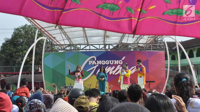 Penyanyi dangdut Rita Sugiarto (dua kiri) saat tampil dalam Panggung Gembira di Semarang, Jawa Tengah, Sabtu (15/12). Sejumlah artis dangdut ternama menghibur masyarakat Semarang. (Liputan6.com/Gholib)