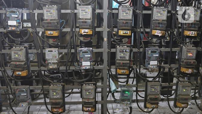 Meteran listrik terlihat di Rumah Susun Benhil, Jakarta, Kamis (28/11/2019). Pemerintah akan melakukan penyesuaian tarif listrik untuk golongan Rumah Tangga Mampu (RTM) 900 VA pada 1 Januari 2020, kenaikan tarif listrik diperkirakan mencapai Rp29.000 per bulan. (Liputan6.com/Herman Zakharia)