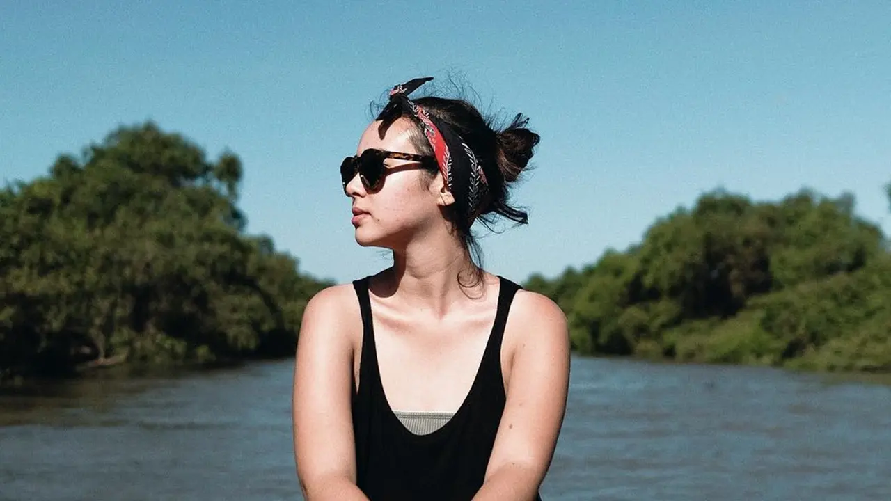 FOTO: Gaya Pamela Bowie Pakai Kacamata Hitam, Tampil Memesona