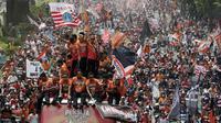 Pemain Persija Jakarta bersama The Jakmania melakukan pawai merayakan gelar juara Liga 1 musim 2018 di Bundaran HI, Jakarta, Sabtu (15/12). Persija berhasil juara Liga 1 usai mengalahkan Mitra Kukar. (Bola.com/M Iqbal Ichsan)