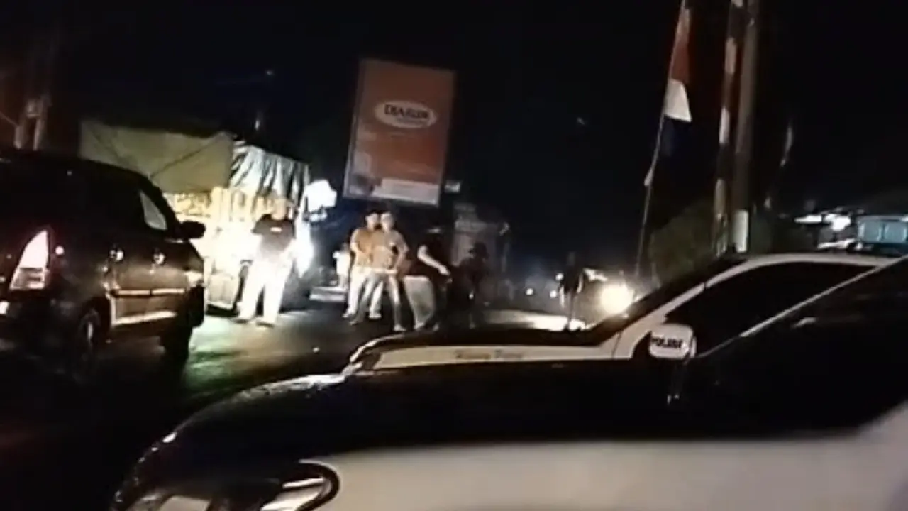 Tangkapan layar video detik-detik kericuhan terjadi di Kabupaten Way Kanan, Lampung. Foto: (Istimewa).