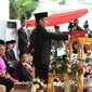 Presiden Jokowi (kiri) menyerahkan bendera Merah Putih kepada anggota Paskibraka Maria Felicia Gunawan saat Upacara Peringatan Detik-detik Proklamasi 17 Agustus di halaman Istana Merdeka, Jakarta, Senin (17/8/2015). (Liputan6.com/Faizal Fanani)