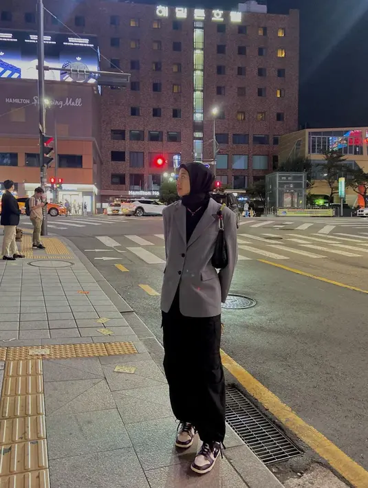 Outfitnya makin kece dengan sepatu Nike Air Jordan dan sling bag. Sementara hijabnya ditata ikat simple ke belakang. [@megawatihangestrip]