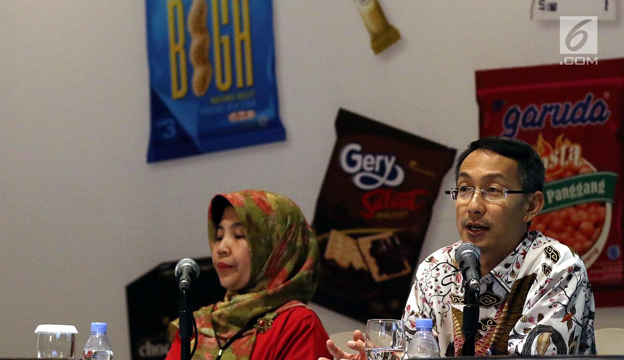 Direktur Garudafood, Paulus Tedjosutikno (kanan) bersama Head of Corporate Communication Garudafood, Dian Astriana memberikan keterangan seusai Rapat Umum Pemegang Saham Tahunan (RUPST) sekaligus Rapat Umum Pemegang Saham Luar Biasa (RUPSLB) di Jakarta, Selasa (30/4/2019). (Liputan6.com/Johan Tallo)