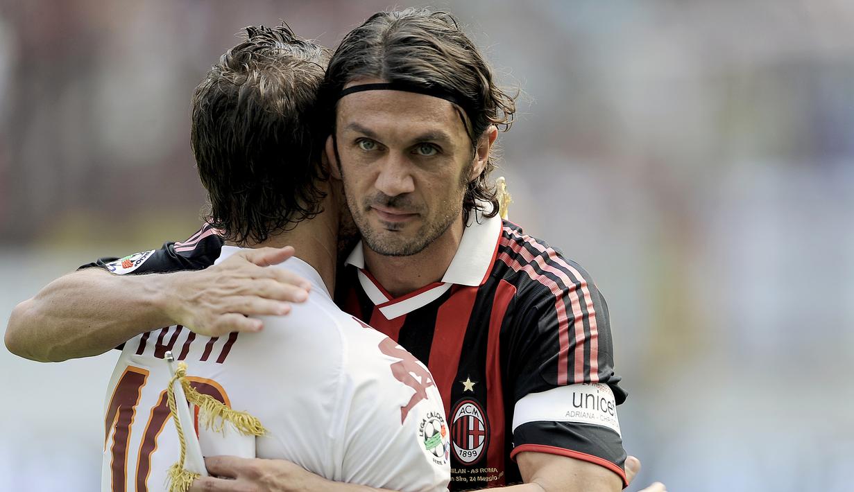 Dengan status positif ini, Paolo Maldini dan Daniel Maldini kini menambah daftar nama para figur pesepak bola Serie A yang positif corona. (AFP/FIlippo Monteforte)