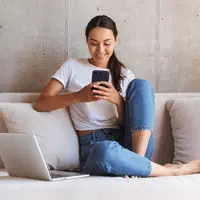 ilustrasi main ponsel/ Dean Drobot/Shutterstock