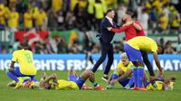 Para pemain Timnas Brasil tampak kecewa usai kalah adu penalti dari Timnas Kroasia dalam babak perempatfinal Piala Dunia 2022 di Education City Stadium, Al Rayyan, Qatar, Jumat (9/12/2022) malam WIB. (AP/Andre Penner)