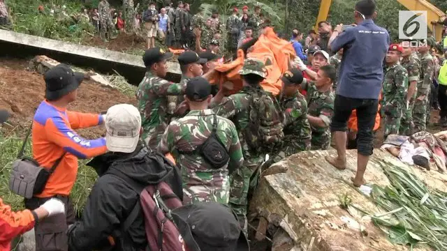 Curah hujan tinggi membeuat terjadinya longsor di Cijeruk, Bogor. Tim SAR Gabungan mengevakuasi 3 korban longsor dari wilayah ini