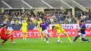 Pemain Inter Milan Nicolo Barella (kanan tengah) mengontrol bola saat melawan Fiorentina pada pertandingan sepak bola Liga Italia di Artemio Franchi Stadium, Florence, Italia, 22 Oktober 2022. (Massimo Paolone/LaPresse via AP)