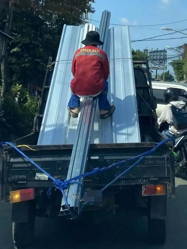 Aksi Ektrem Tukang Bangunan