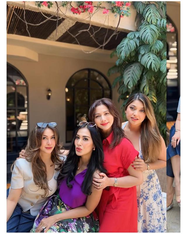 6 Potret Sarah Azhari mudik ke Indonesia, bahagia bisa reuni bareng artis sinetron 90-an