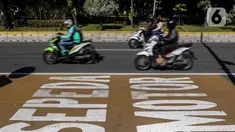 Kendaraan Roda dua melintasi Jalur Khusus Sepeda Motor dijalan Medan Merdeka Barat, Jakarta, Jumat (21/8/2020). Pemprov DKI Jakarta mengeluarkan Pergub Nomor 80 Tahun 2020 tentang Pelaksanaan PSBB Pada Masa Transisi Menuju Masyarakat Sehat, Aman, dan Produktif. (Liputan6.com/Johan Tallo)