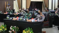 Kapolri Jenderal Listyo Sigit Prabowo dan Panglima TNI Marsekal Hadi Tjahjanto menghadiri Rapim TNI-Polri di Mabes Polri. (Dok Humas Polri)