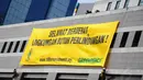 Aksi aktivis Greenpeace saat memasang spanduk di Gedung Bidakara, Jakarta, Jumat (4/7/14). (Liputan6.com/Faizal Fanani)