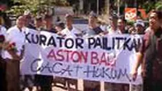 Ratusan karyawan Hotel Aston Tanjung Benoa, Kabupaten Badung, Bali, berunjuk rasa di sekitar lokasi hotel. Mereka menolak keputusan Pengadilan Niaga Surabaya yang menyatakan hotel pailit dan menolak PHK paksa. 
