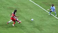 Pemain Timnas Inggris U-17, Justin Oboavwoduo melepaskan tendangan yang menghasilkan gol keenam ke gawang Timnas Kaledonia Baru U-17 pada laga pertama Grup C Piala Dunia U-17 2023 di Jakarta International Stadium (JIS), Jakarta, Sabtu (11/11/2023). (Bola.com/Ikhwan Yanuar)