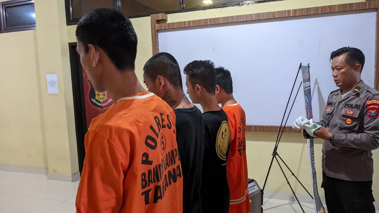 Empat tersangka pemalsu dokumen SIM diamankan Satreskrim Polresta Bandarlampung. Foto : (Liputan6com/Ardi)