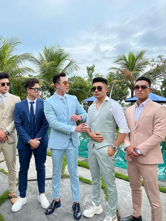 Para 'pengawal' Venna Melinda di momen pernikahannya. (Foto: Instagram/athallanaufal7)