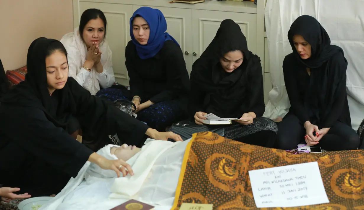 Kepergian selama-lamanya Julia Perez meninggalkan duka mendalam bagi para sahabatnya. Jupe meninggal dunia pada Sabtu, (10/6). Sebagai orang yang dekat dengan Jupe, Ashanty sempat kaget mendengar kabar itu. (Adrian Putra/Bintang.com)